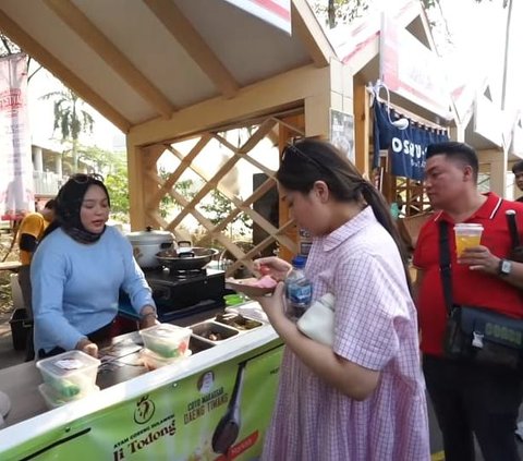 Momen Nagita Slavina Berburu Kuliner di Jajarans, Masak Nasi Goreng Sendiri Sampai Suapi Merry Asistennya