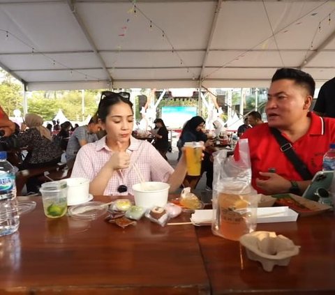 Momen Nagita Slavina Berburu Kuliner di Jajarans, Masak Nasi Goreng Sendiri Sampai Suapi Merry Asistennya