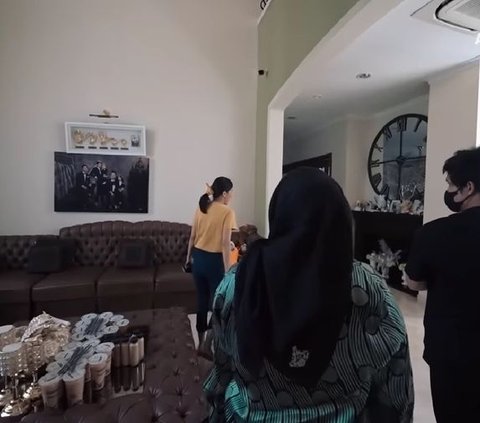 This Child Used to Rent a Room in a Former Morgue, Now Succeeds as an Artist and Owns a Luxury House in Elite Jakarta Area