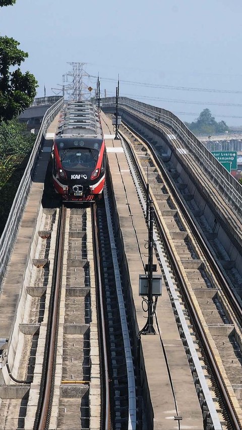 Rangkaian LRT Kabodebek melintas di kawasan Kerja Bakti, Jakarta Timur Jumat (29/9/2023).