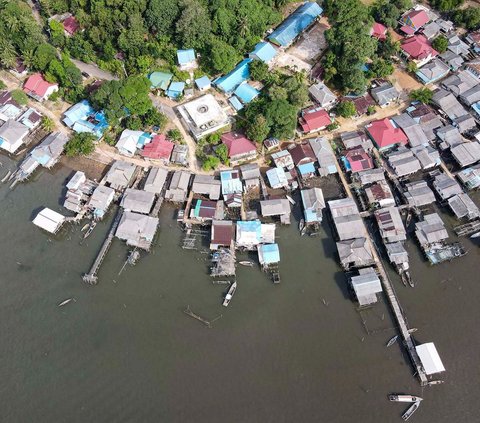 Ini merupakan pemandangan Desa Monggak, salah satu desa pesisir di Pulau Remapang, Batam, Kepulauan Riau. Pemerintah baru-baru ini meminta 7.500 penduduk Pulau Rempang untuk angkat kaki dari tempat tinggal mereka.