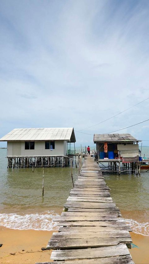 Sebagian besar dari mereka bermata pencaharian sebagai nelayan yang menangkap ikan kakap segar, udang, dan teripang.