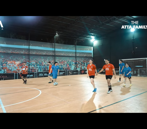 Kompak Gandengan Tangan, Ini Momen Thariq Halilintar dan Aaliyah Massaid Main Futsal Bareng