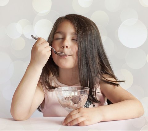 Is Your Little One Addicted to Snacking? Find Out How to Deal with It