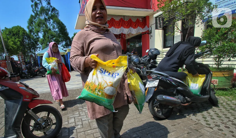 Seorang konsumen lainnya, Dadang yang biasa berjualan nasi uduk di dekat Rumah Sakit Sari Asih Serang pun terpaksa mengurai porsi nasi uduknya karena tidak menaikkan harga jual.