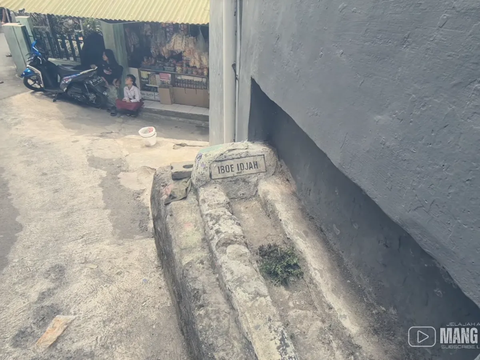 Portrait of an Old Grave in Narrow Alley Bandung, Adjacent to Residential House
