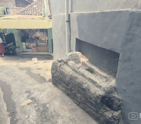 Portrait of an Old Grave in Narrow Alley Bandung, Adjacent to Residential House