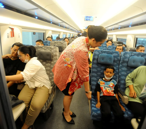 Whoosh High-Speed Train Opens Cabin Crew Locker Can Speak Chinese