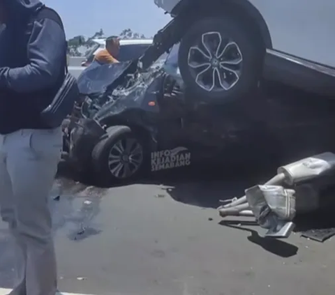 Photos of Trucks and Cars Piled Up Due to a 6-Vehicle Chain Collision on the Semarang Toll Road