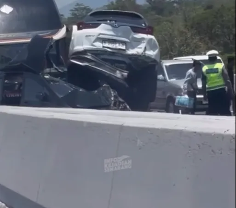 Photos of Trucks and Cars Piled Up Due to a 6-Vehicle Chain Collision on the Semarang Toll Road