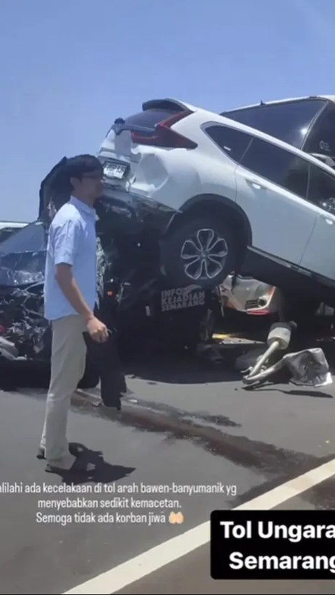 Photos of Trucks and Cars Piled Up Due to a 6-Vehicle Chain Collision on the Semarang Toll Road