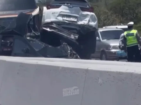 Photos of Trucks and Cars Piled Up Due to a 6-Vehicle Chain Collision on the Semarang Toll Road