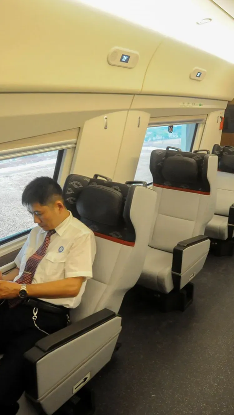 Video 2 Jakarta Bandung High-Speed Trains Crossing Paths, Disappears in the Blink of an Eye