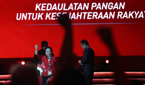 Megawati tinggal menunggu momentum yang tepat untuk mengumumkan nama calon wakil presiden. Hasto tidak menjawab apakah ada peluang diumumkan ketika penutupan Rakernas IV PDIP besok. 