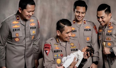 Adapun cucunya itu merupakan putra dari pasangan anak dan menantunya yaitu Iptu Teuku Dzaki Harasyad dan Auraliya Amadia.