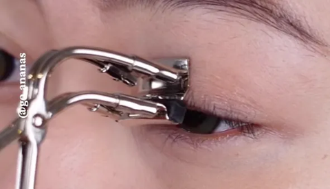 Clip Eyelashes with Small Eyelash Curler