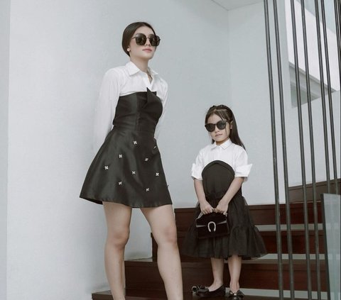 Mother and Child are So Compact, Stylish Outfit of Anissa Aziza and Her Daughter