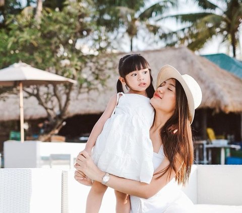 Mother and Child are So Compact, Stylish Outfit of Anissa Aziza and Her Daughter