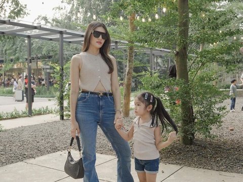 Mother and Child are So Compact, Stylish Outfit of Anissa Aziza and Her Daughter