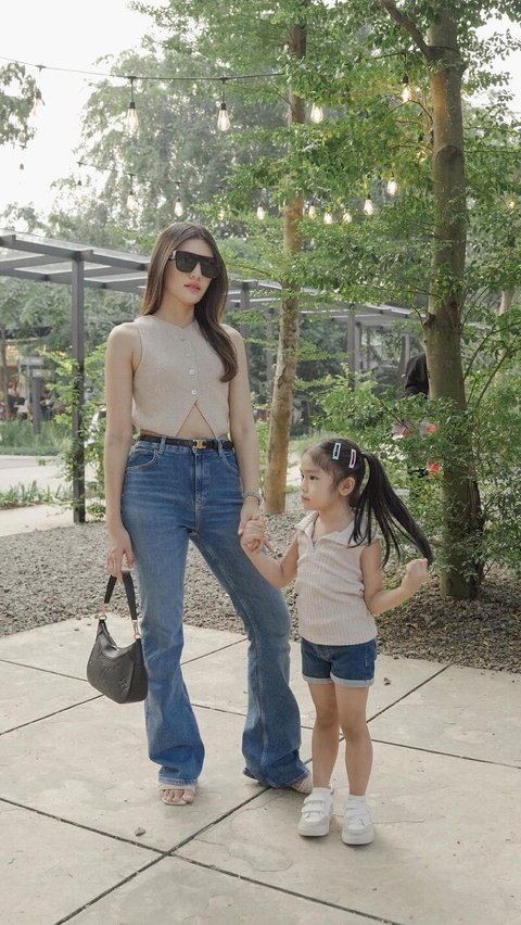 Mother and Child are So Compact, Stylish Outfit of Anissa Aziza and Her Daughter