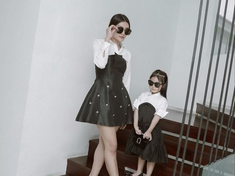 Mother and Child are So Compact, Stylish Outfit of Anissa Aziza and Her Daughter