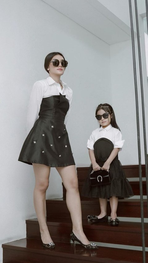 Mother and Child are So Compact, Stylish Outfit of Anissa Aziza and Her Daughter