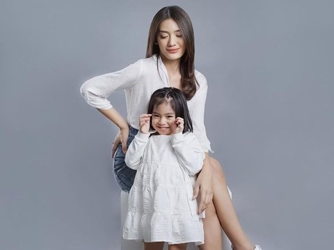 Mother and Child are So Compact, Stylish Outfit of Anissa Aziza and Her Daughter