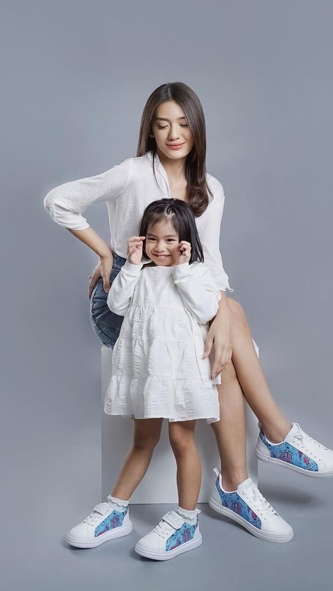 Mother and Child are So Compact, Stylish Outfit of Anissa Aziza and Her Daughter