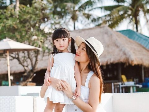 Mother and Child are So Compact, Stylish Outfit of Anissa Aziza and Her Daughter