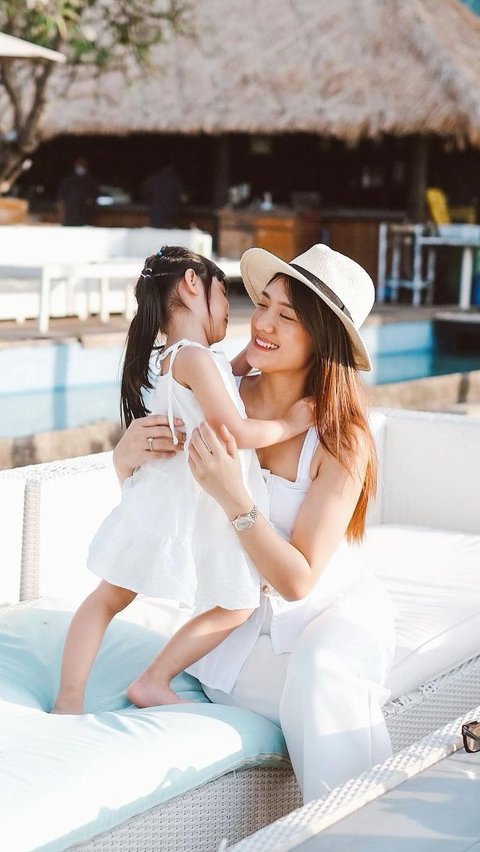 Mother and Child are So Compact, Stylish Outfit of Anissa Aziza and Her Daughter