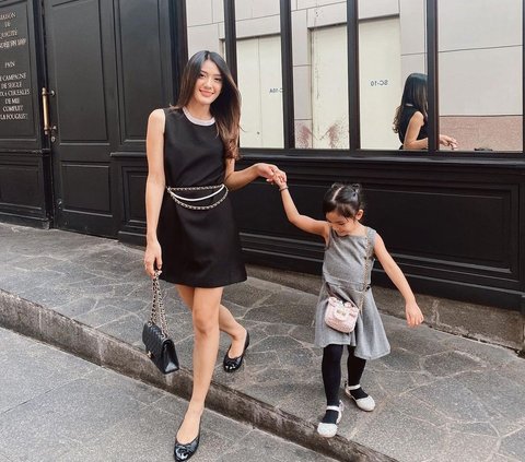 Mother and Child are So Compact, Stylish Outfit of Anissa Aziza and Her Daughter