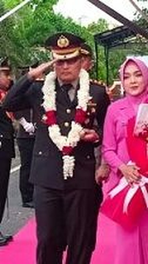 Momen AKBP Diberi Amanah jadi Kapolres, Usai Sertijab langsung Cuci & Cium Kaki Ibunya