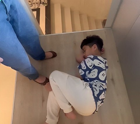 Funny Moment of Rafathar Falling Asleep in the House Elevator, No One Can Wake Him Up Except Mba Lala