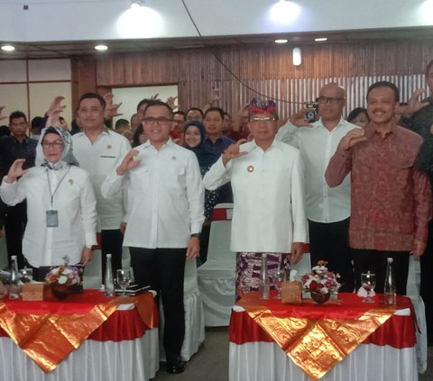 Jokowi Minta Tak Ada PHK Massal dan Pengurangan Pendapatan Tenaga Honorer