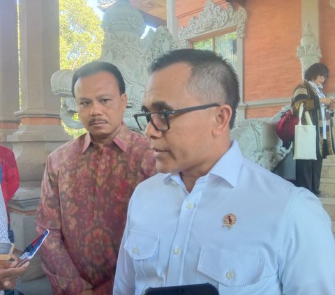 Jokowi Minta Tak Ada PHK Massal dan Pengurangan Pendapatan Tenaga Honorer