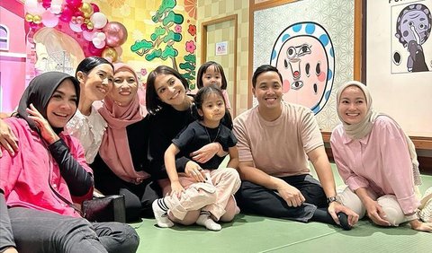 Unggahan Mama Rieta menuai banyak komentar dari netizen. Ansara mendapat banyak ucapan selamat ultah.<br>