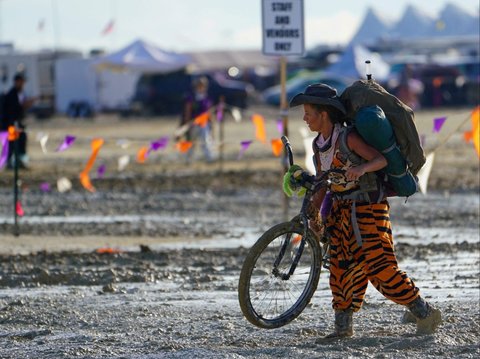 FOTO: Horor, 70.000 Peserta Festival Burning Man di Amerika Serikat Terjebak Lumpur di Gurun Nevada, 1 Tewas