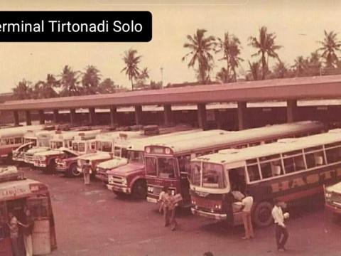 Nostalgic Old Photos of Terminals in Indonesia in the 70s, The Vintage Bus Designs are Eye-Catching