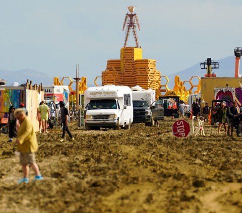 FOTO: Horor, 70.000 Peserta Festival Burning Man di Amerika Serikat Terjebak Lumpur di Gurun Nevada, 1 Tewas