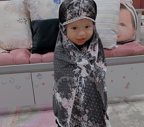 Potret Lucu Ameena Anak Atta Halilintar dan Aurel Belajar Salat, Gemesin Banget!