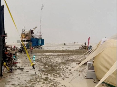 FOTO: Horor, 70.000 Peserta Festival Burning Man di Amerika Serikat Terjebak Lumpur di Gurun Nevada, 1 Tewas