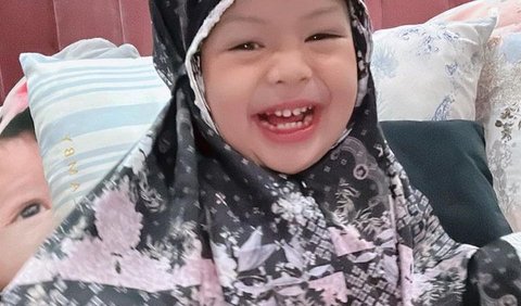 Unggahan foto Ameena yang sedang belajar salat langsung mencuri perhatian netizen. Mereka menuliskan berbagai komentar.<br>