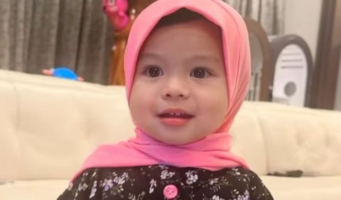 Sebelumnya, Atta Halilintar sempat  mengabadikan momen Ameena saat mengenakan jilbab. Dia memanggil sang anak dengan sebutan 'Bu Hajjah'.<br>