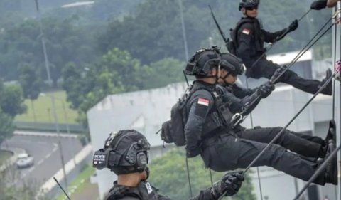 Selain itu dikerahkan pula Helikopter NAS-332 H-3217 Super Puma Ingrees dari arah Utara ke Selatan menuju LZ Lapangan sepak bola “B” Senayan.