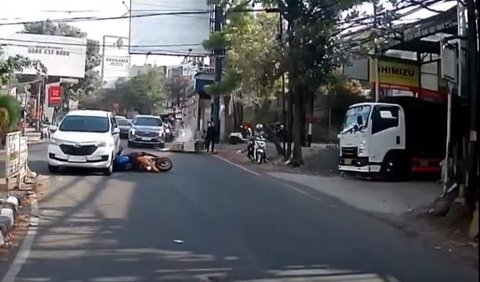 Berdasarkan unggahan tersebut, kecelakaan yang tak terduga itu terjadi di Jalan Surya Sumantri, Bandung, Jawa Barat pada hari ini (4/9) pagi hari.