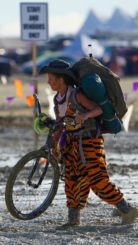 FOTO: Horor, 70.000 Peserta Festival Burning Man di Amerika Serikat Terjebak Lumpur di Gurun Nevada, 1 Tewas