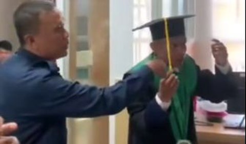 Wisuda Sendiri di Ruang Rektor