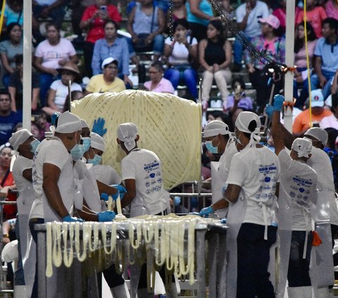 Sejumlah pria bekerja sama saat berupaya memecahkan rekor dunia baru dengan membuat rangkaian bola keju terbesar di dunia seberat 558 kilogram, di Pijijiapan, negara bagian Chiapas, Meksiko pada (31/8/2023).