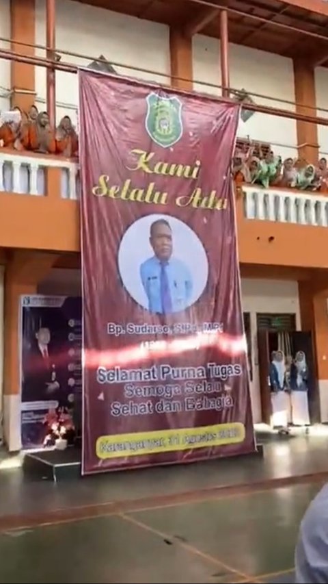 Jadi Favorit Siswa, Momen Perpisahan Guru Ini Bikin Mewek