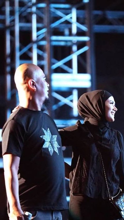 Ahmad Dhani Shows Affection with Mulan Jameela, Netizens Get Angry